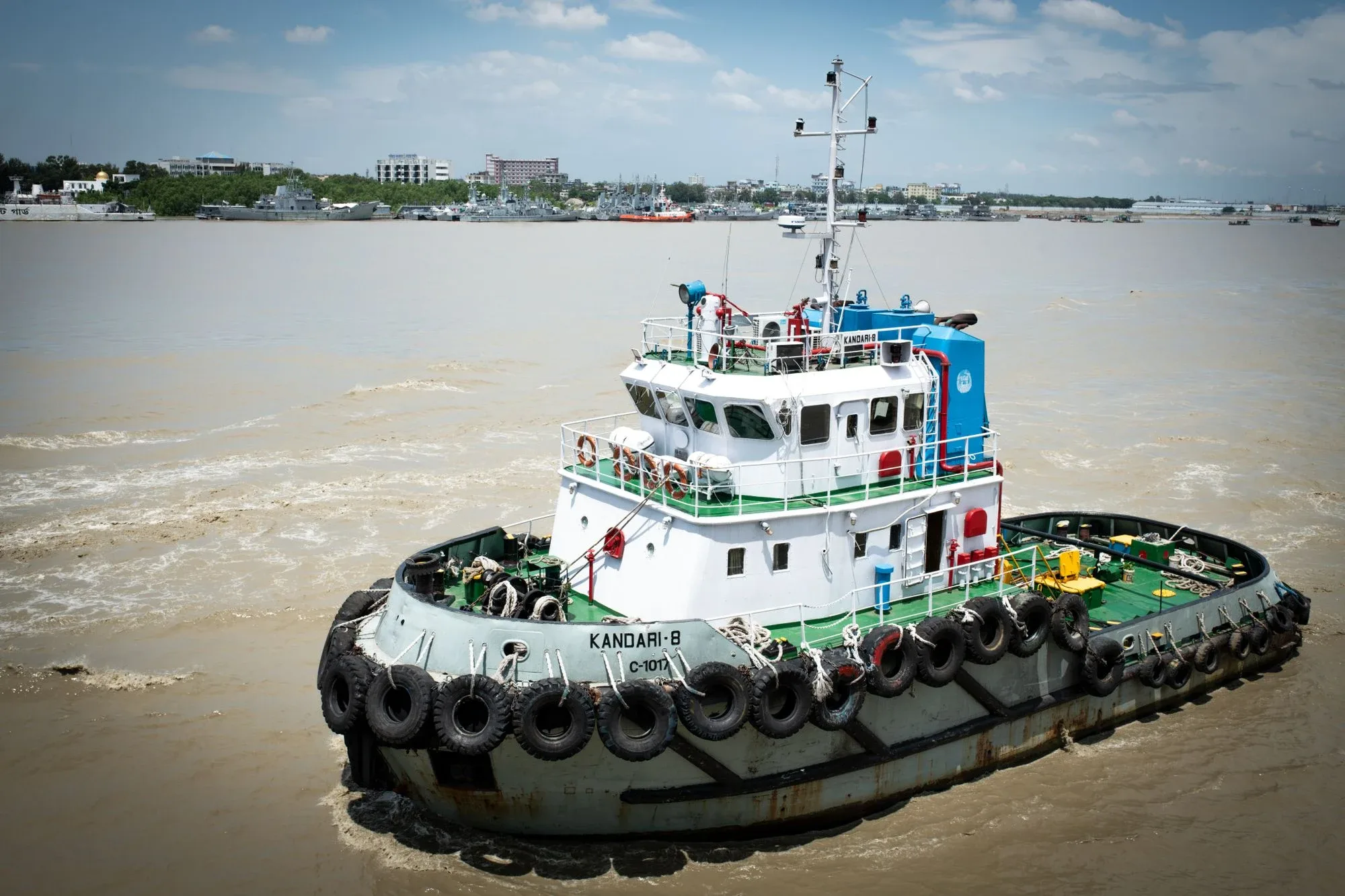 Kapal tunda pelabuhan menyusuri perairan sungai
